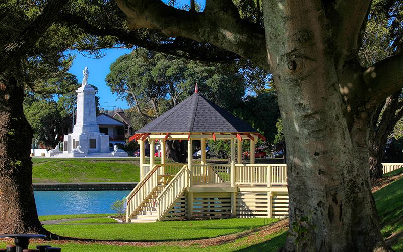 Gazebo Tree framed 800x500