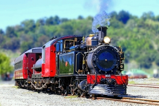 Wa165 Steam Train leaves Station 800c500