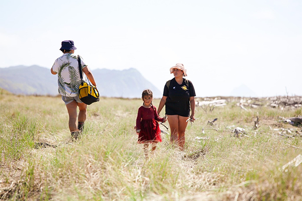 Rawinia and children on dunes 600x400